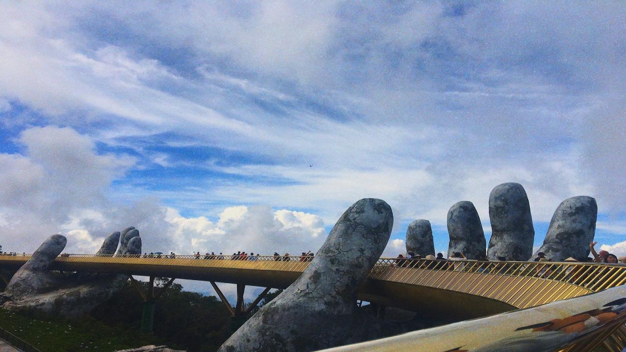 Изкачване с лифт до комплекса Ба На Хилс  - Ръцете на Бога