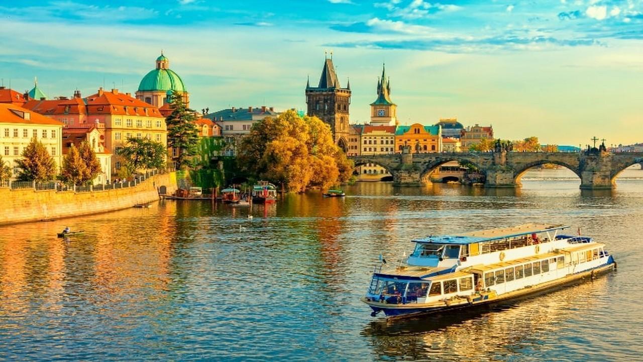 Включена в цената -Разходка с корабче по р. Вълтава с включена вечеря на блок маса