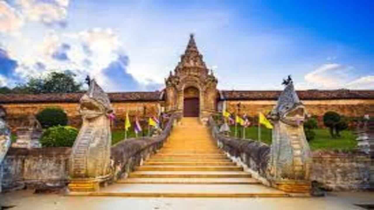 Разглеждане на храма Wat Phra That Lampang Luang в Ломпанг