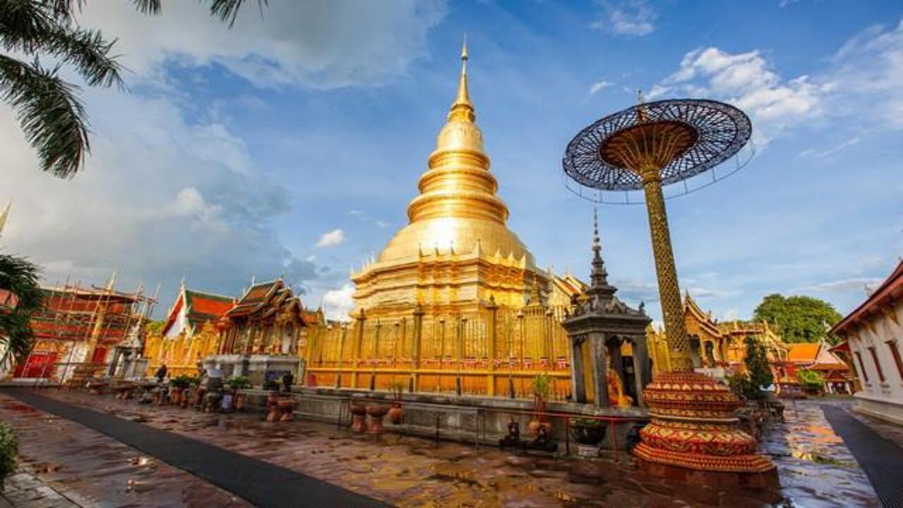 Разглеждане на храма Wat Phra That Hariphunchai в Лампун