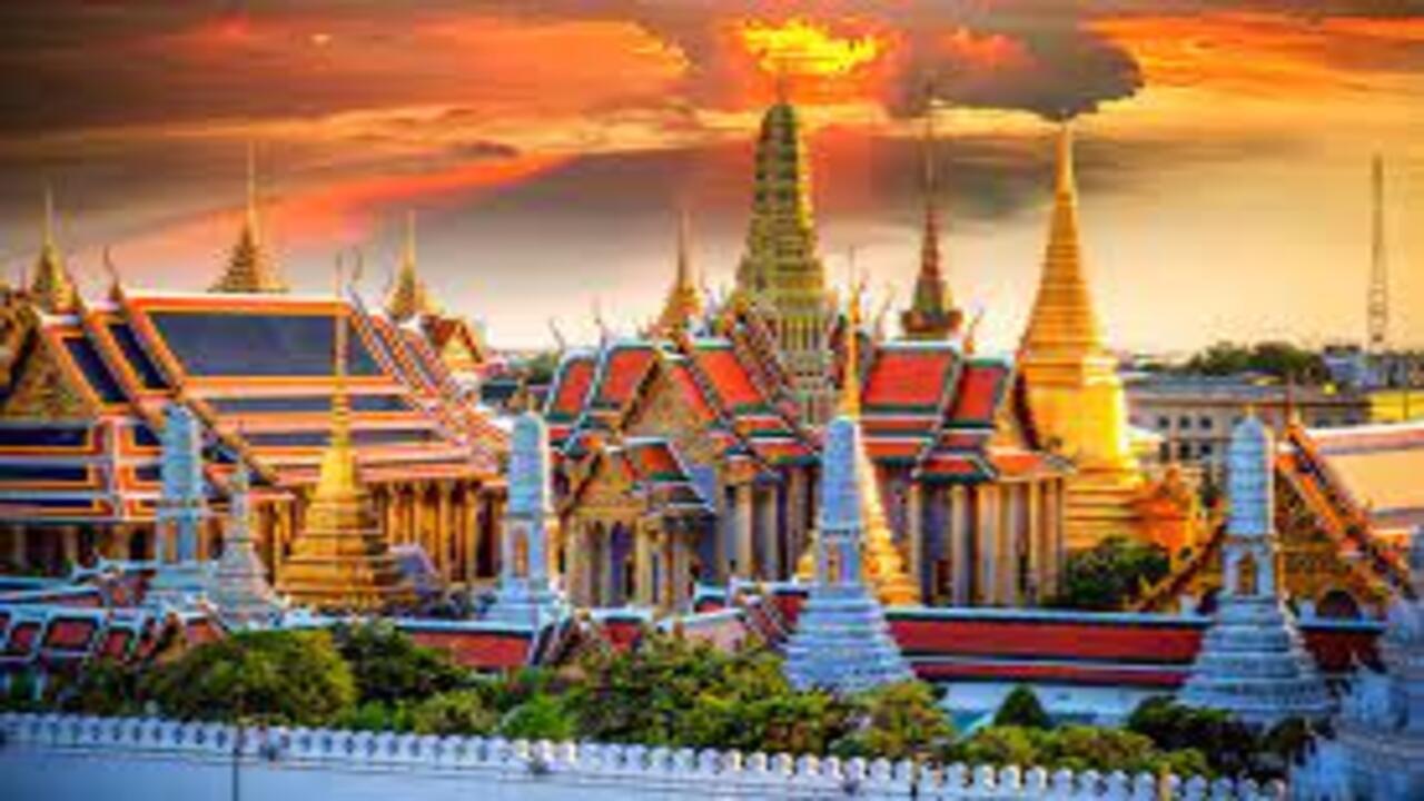 Разглеждане на Кралския дворцов комплекс в Банкок