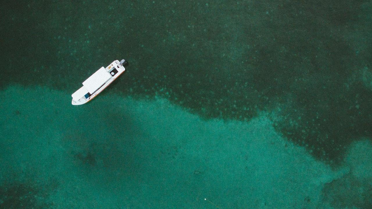 Разходка с лодка с прозрачно стъклено дъно из Червено море