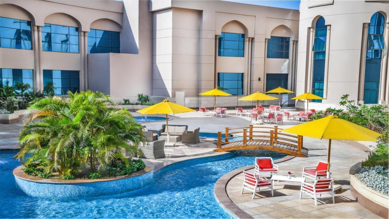 Pyramids Park Resort Cairo или подобен