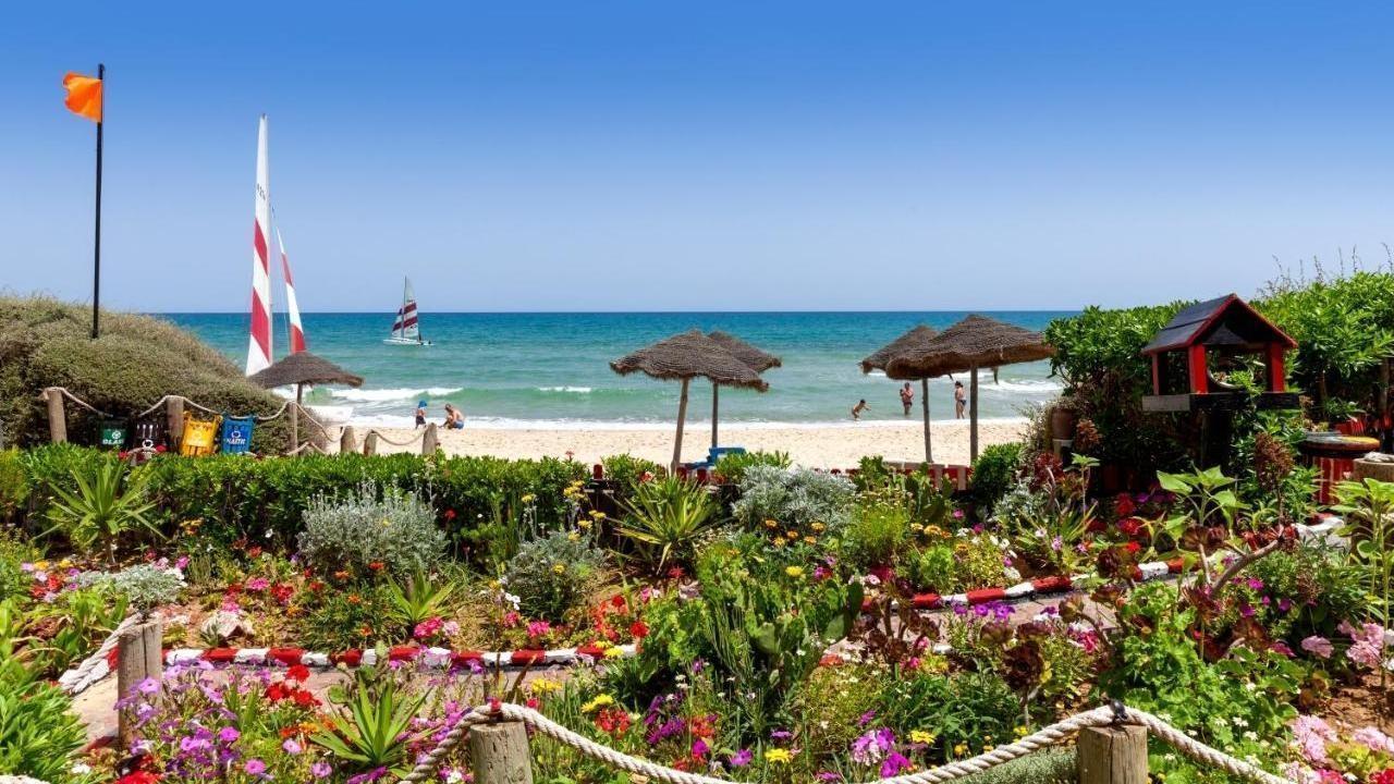 Нова Година в Тунис – Екзотично начало на 2026 с полет от Варна