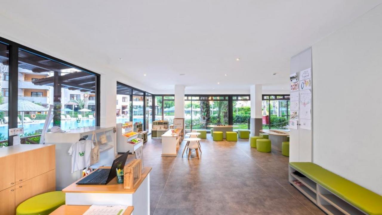 Utopia Resort and Residence - снимка 11