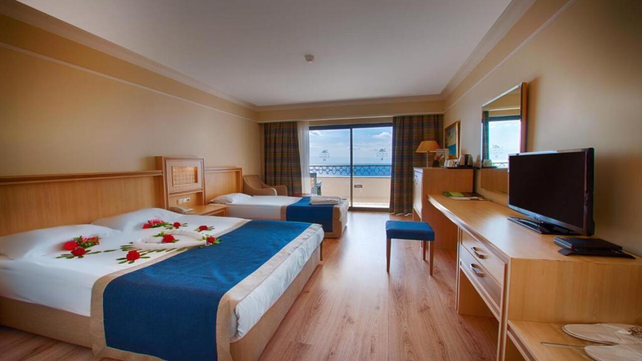 UTOPIA WORLD - снимка 5