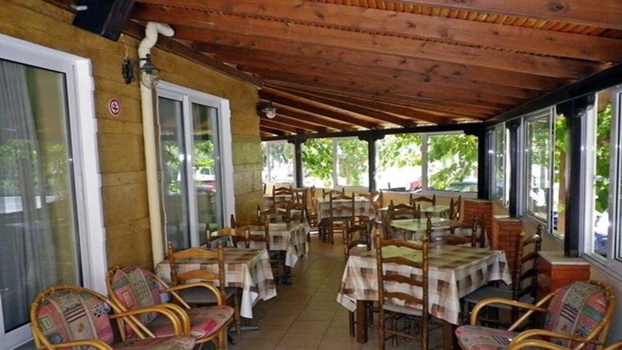 Ilios Hotel - снимка 2