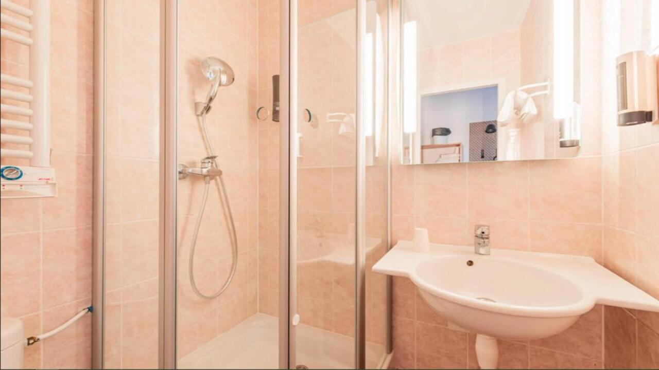B&B HOTEL Strasbourg Aéroport 2* - Есенна Приказка в ЕЛЗАС - Страсбург, Колмар, пътя на виното, Базел - 3 нощувки от Пловдив - изглед 4 - Ekvator.bg B&B HOTEL Strasbourg Aéroport 2* - Есенна Приказка в ЕЛЗАС - Страсбург, Колмар, пътя на виното, Базел - 3 нощувки от Пловдив - изглед 4