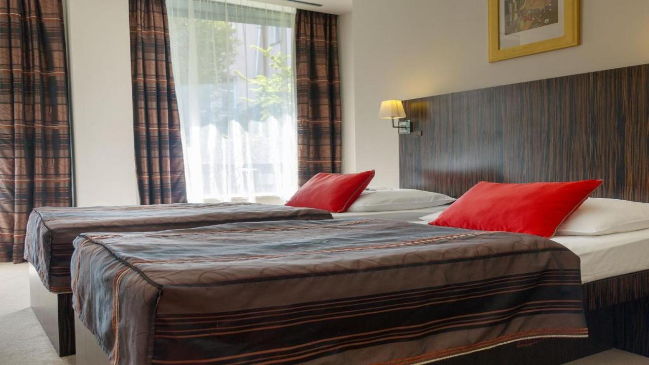 Hotel Crystal Palace 4* - Магията на Прага и най-красивите коледни базари в Европа с БОНУС 3 екскурзии - от Пловдив 3 нощувки - изглед 3 - Ekvator.bg Hotel Crystal Palace 4* - Магията на Прага и най-красивите коледни базари в Европа с БОНУС 3 екскурзии - от Пловдив 3 нощувки - изглед 3