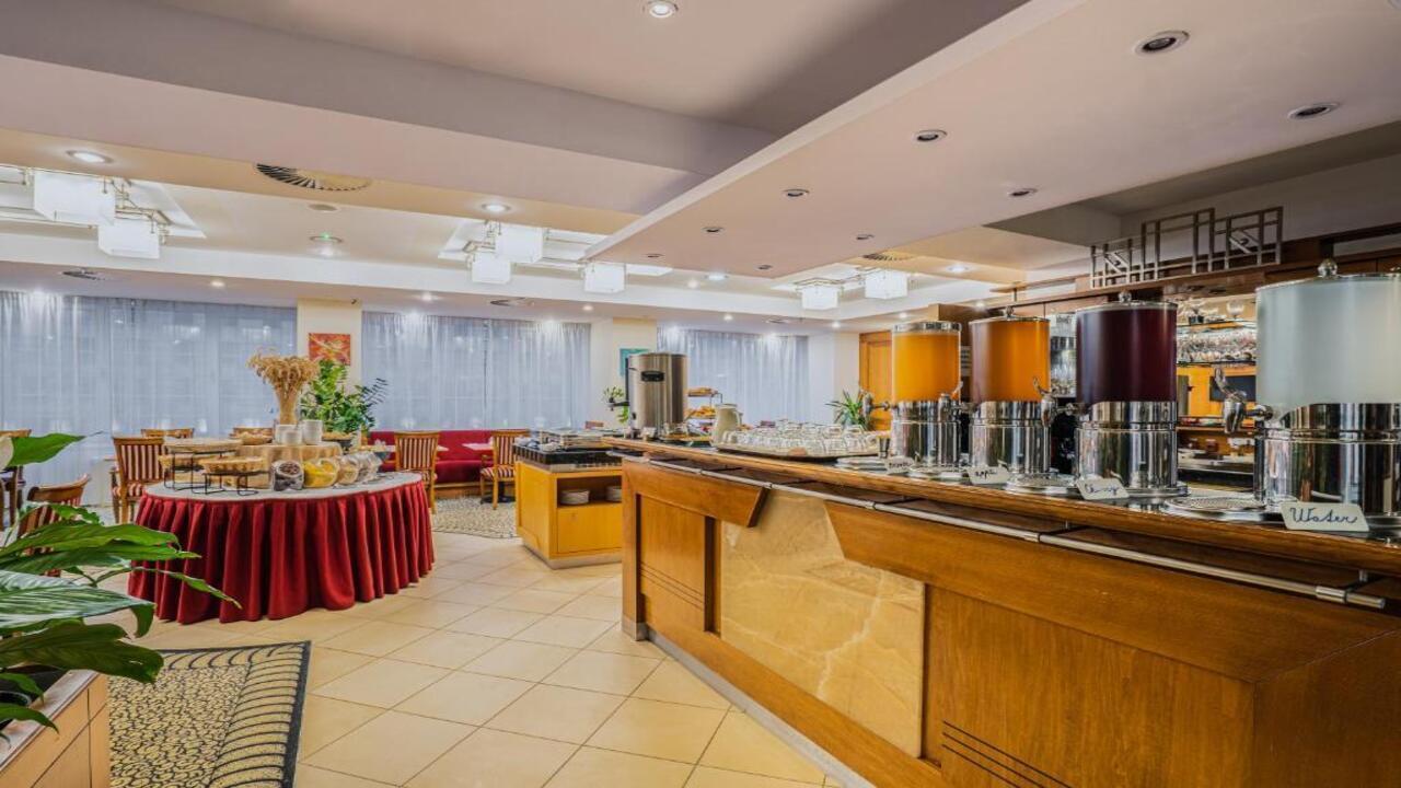 Ramada Prague City Center 4* - Магията на Прага и най-красивите коледни базари в Европа с БОНУС 3 екскурзии - от Варна - 4 нощувки - изглед 3 - Ekvator.bg Ramada Prague City Center 4* - Магията на Прага и най-красивите коледни базари в Европа с БОНУС 3 екскурзии - от Варна - 4 нощувки - изглед 3